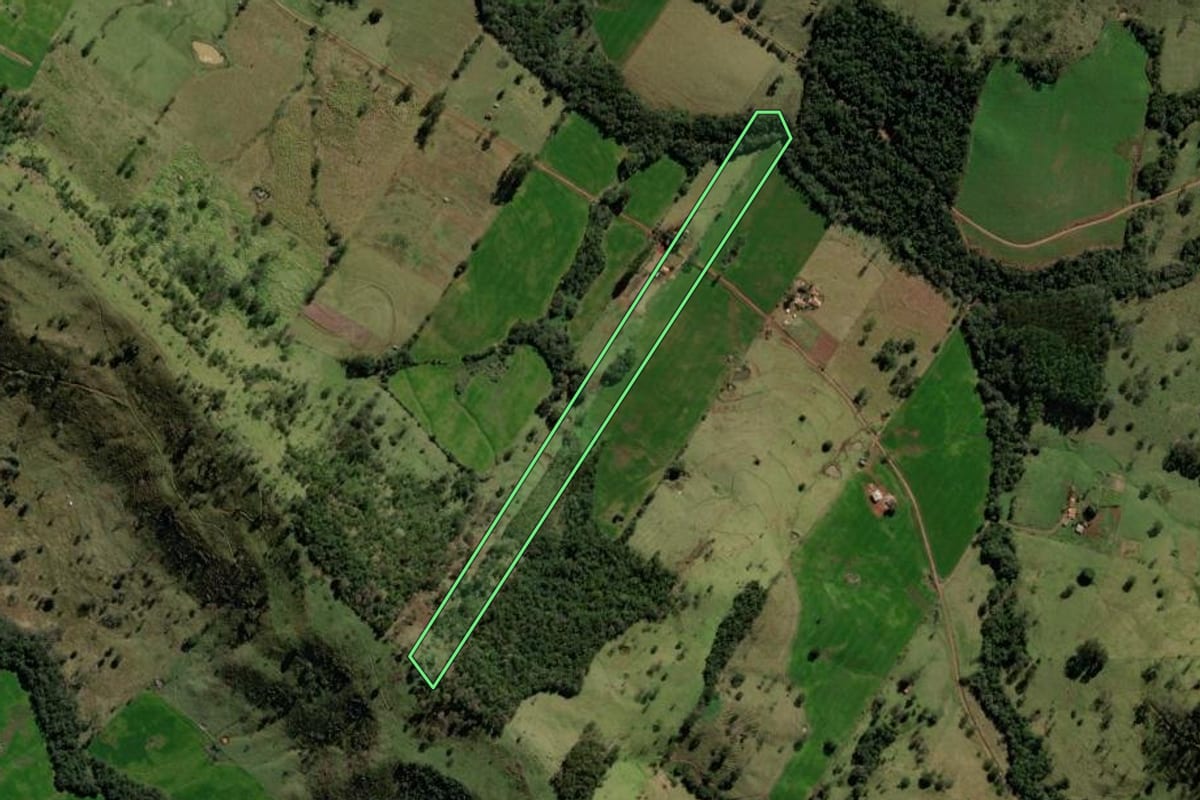 Imagem de satélite do imóvel rural em Iretama (PR), com o contorno declarado no CAR desenhado por cima.