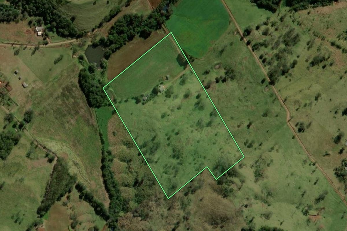Imagem de satélite do imóvel rural em Iretama (PR), com o contorno declarado no CAR desenhado por cima.