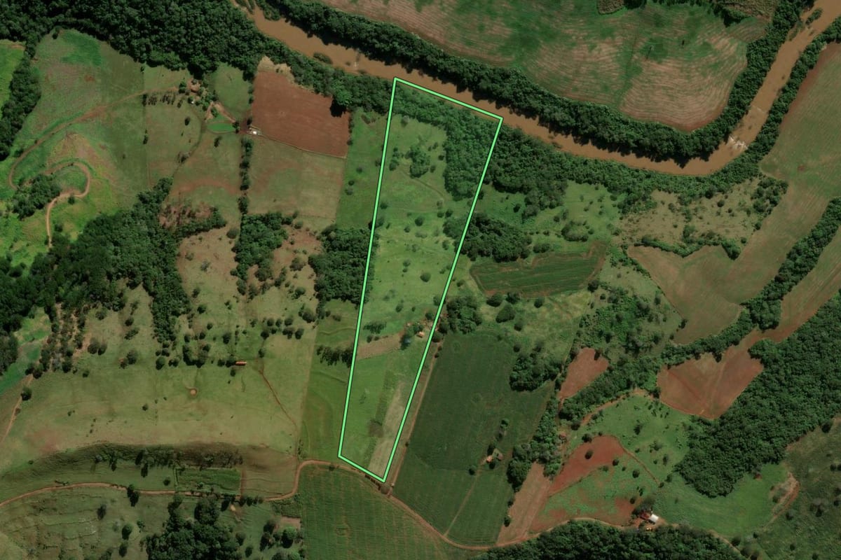 Imagem de satélite do imóvel rural em Iretama (PR), com o contorno declarado no CAR desenhado por cima.