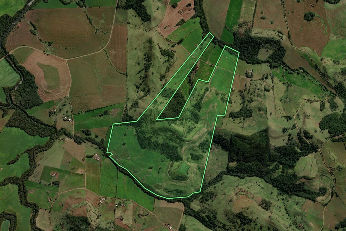 Imagem de satélite do imóvel rural em Iretama (PR), com o contorno declarado no CAR desenhado por cima.