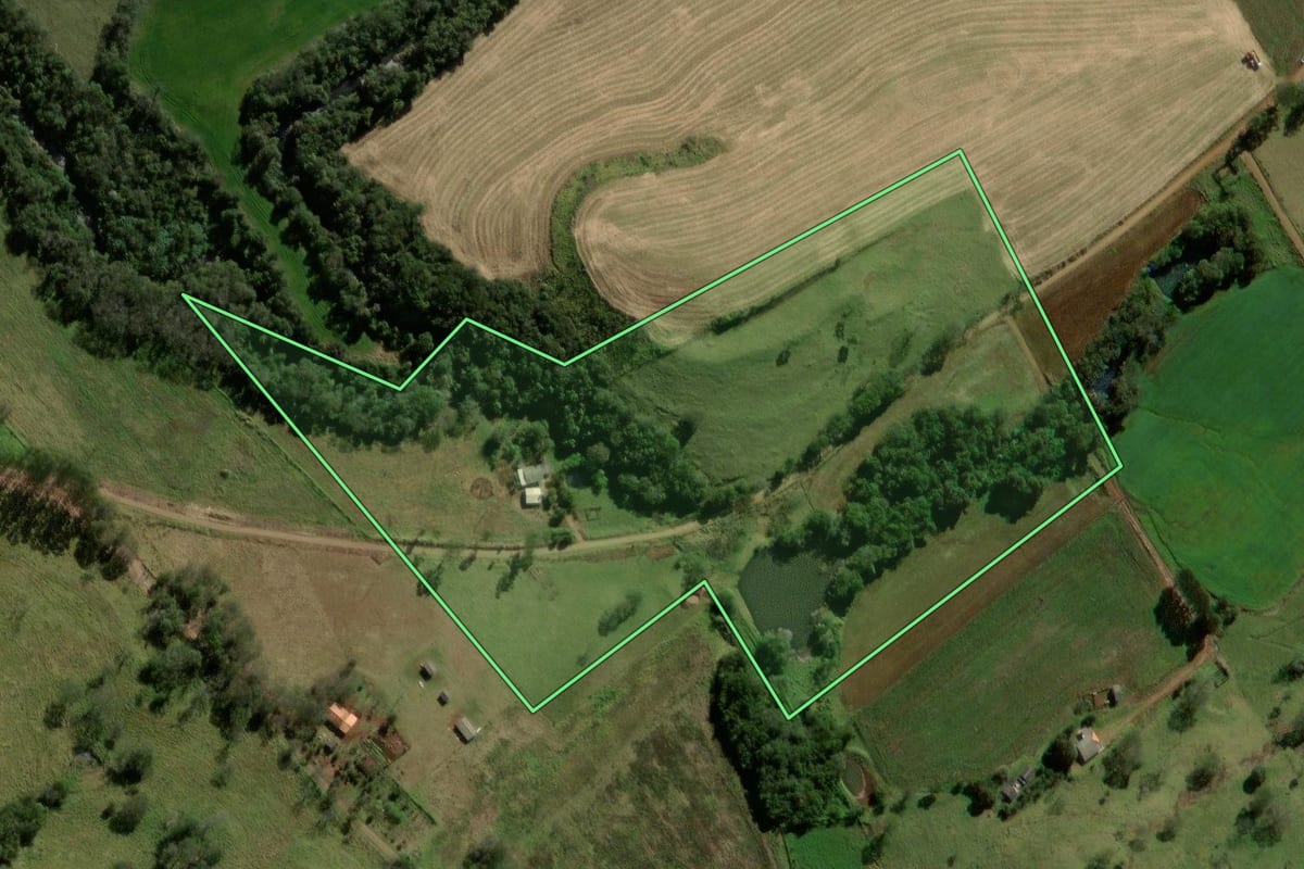 Imagem de satélite do imóvel rural em Iretama (PR), com o contorno declarado no CAR desenhado por cima.