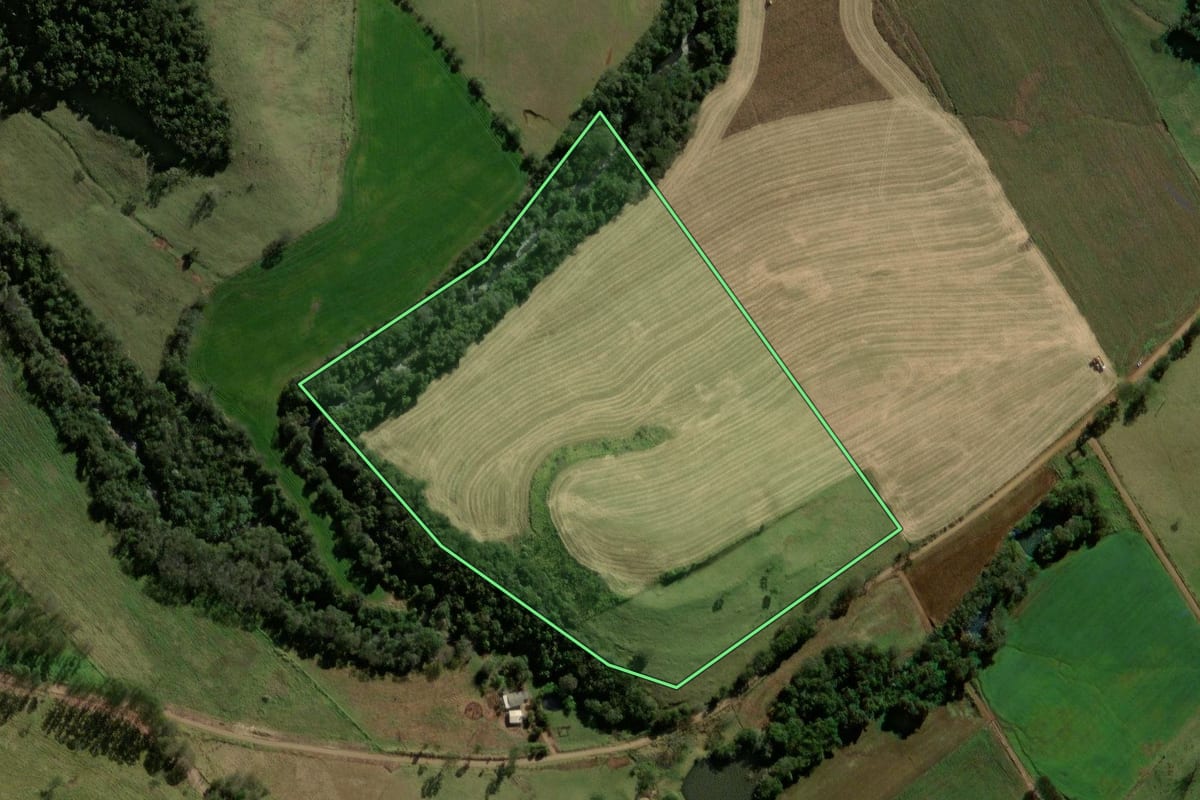 Imagem de satélite do imóvel rural em Iretama (PR), com o contorno declarado no CAR desenhado por cima.