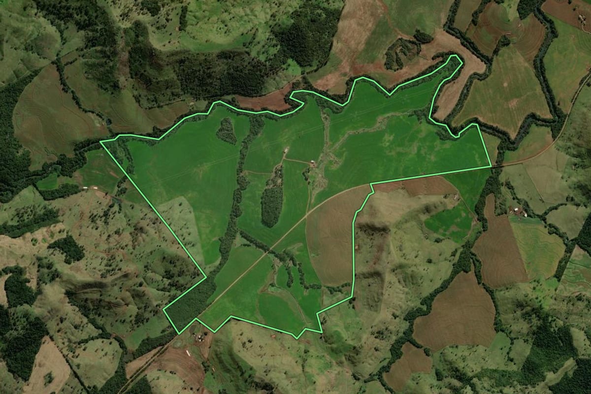 Imagem de satélite do imóvel rural em Iretama (PR), com o contorno declarado no CAR desenhado por cima.