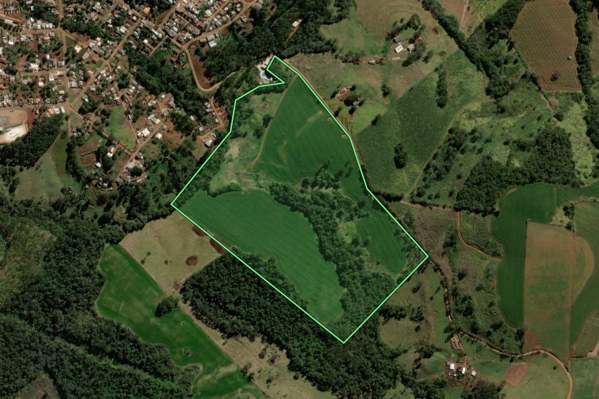 Imagem de satélite do imóvel rural em Iretama (PR), com o contorno declarado no CAR desenhado por cima.