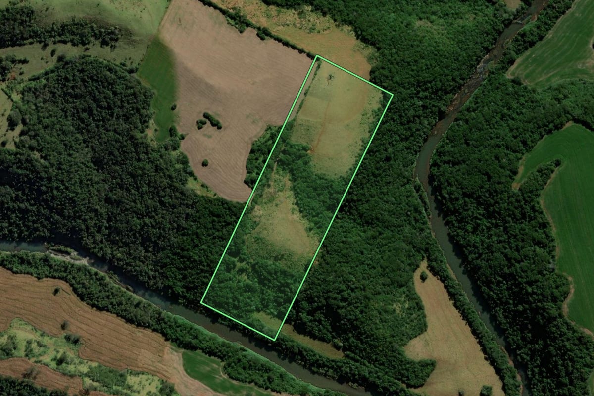 Imagem de satélite do imóvel rural em Iretama (PR), com o contorno declarado no CAR desenhado por cima.