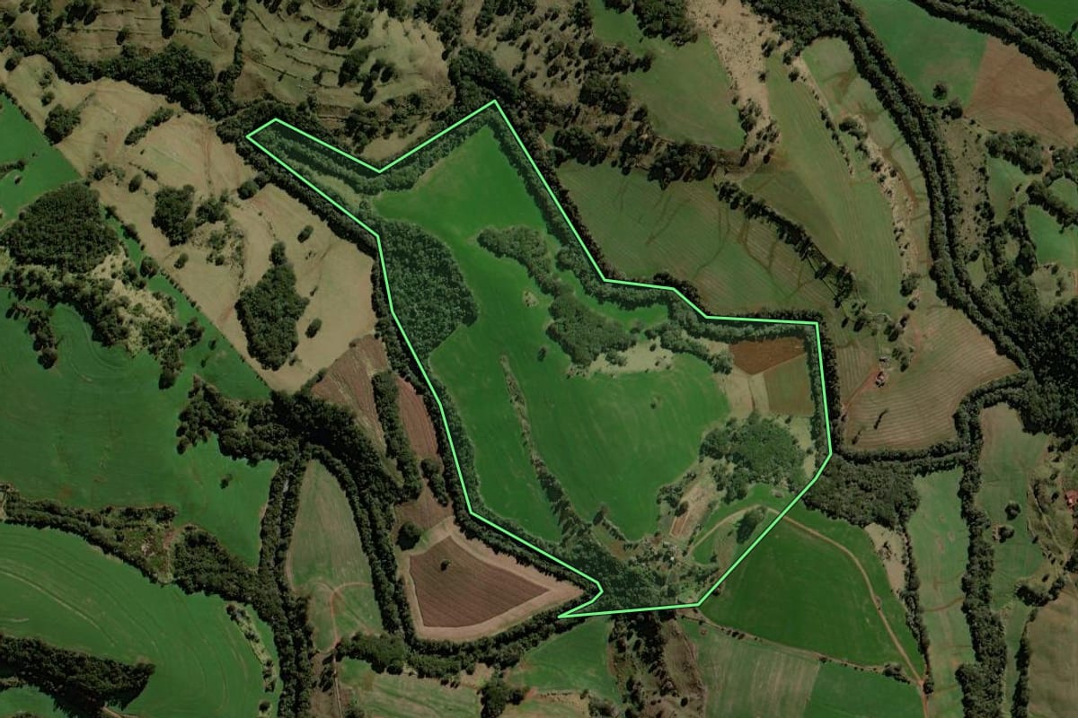 Imagem de satélite do imóvel rural em Iretama (PR), com o contorno declarado no CAR desenhado por cima.