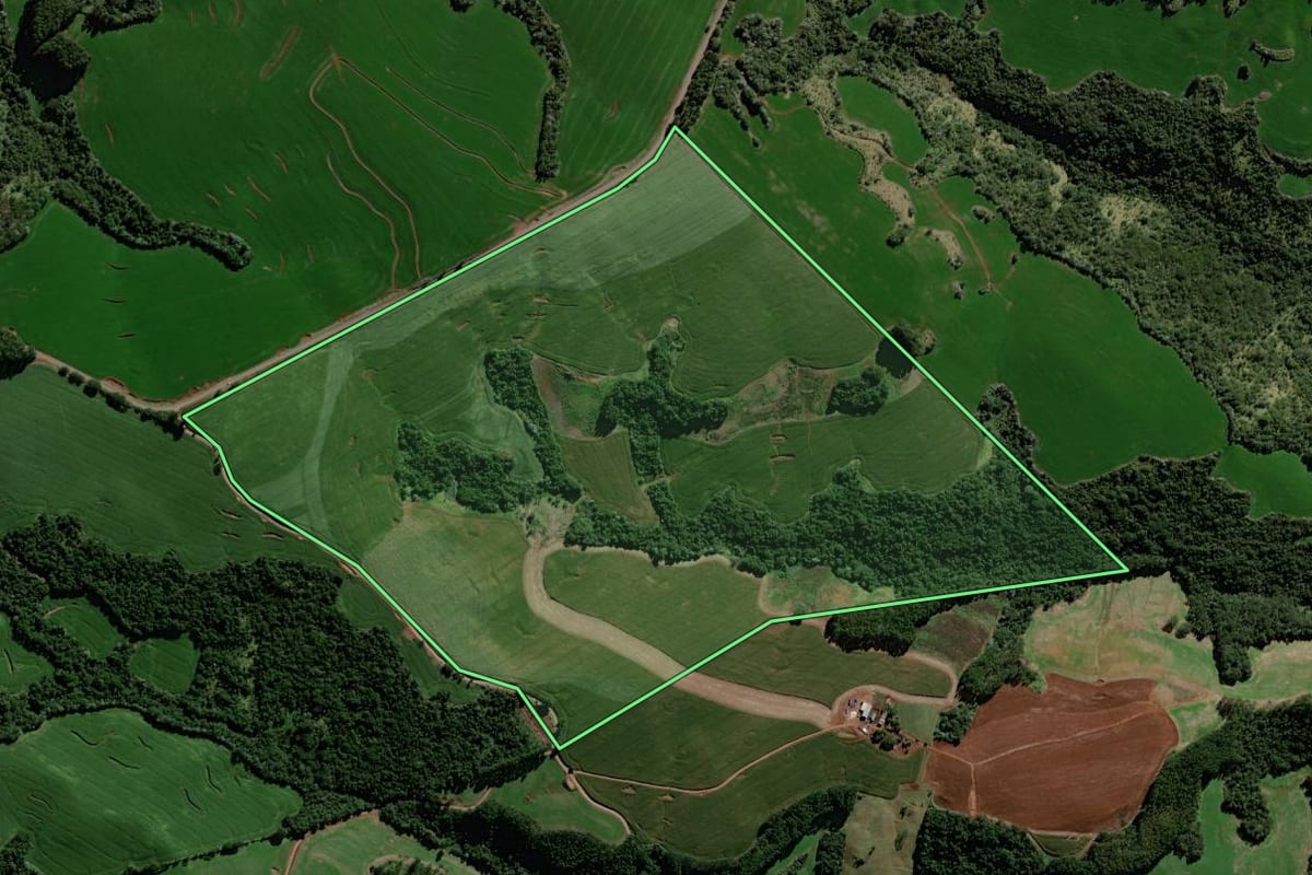 Imagem de satélite do imóvel rural em Iretama (PR), com o contorno declarado no CAR desenhado por cima.