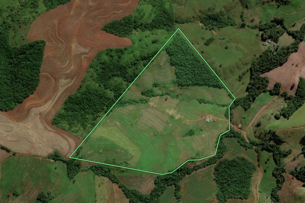 Imagem de satélite do imóvel rural em Iretama (PR), com o contorno declarado no CAR desenhado por cima.