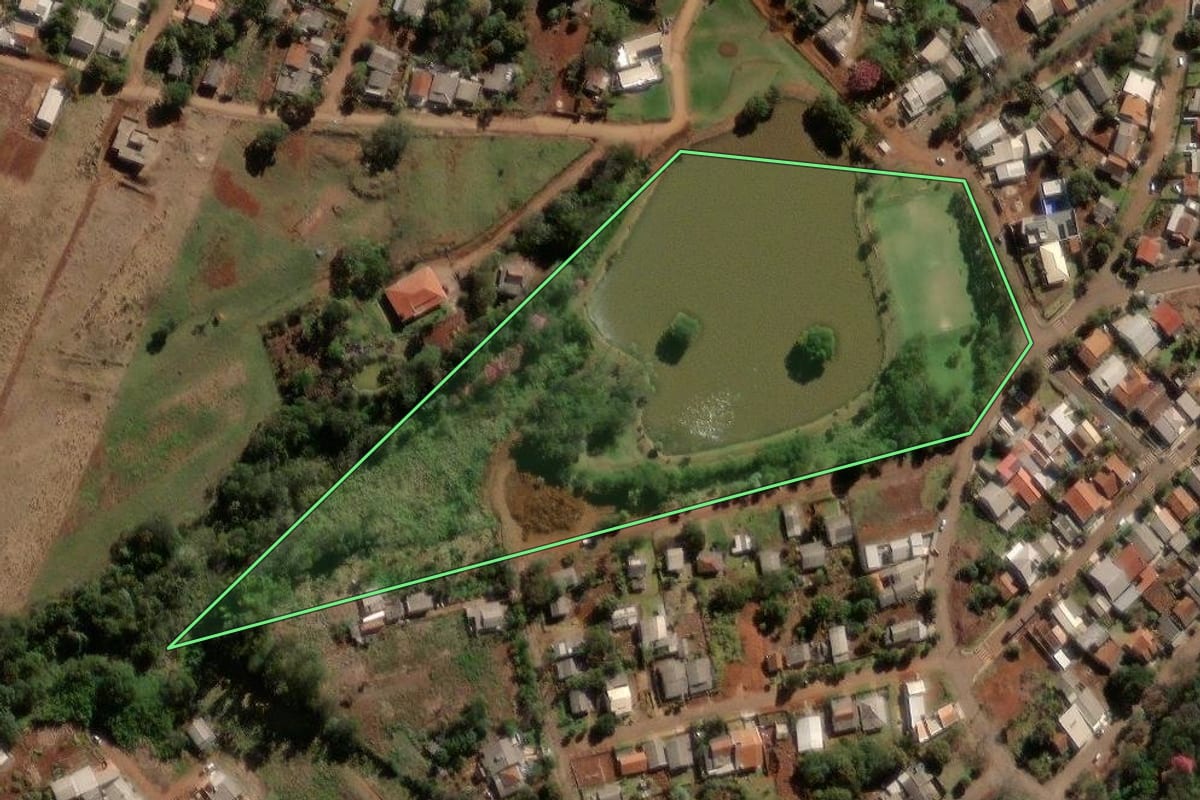 Imagem de satélite do imóvel rural em Iretama (PR), com o contorno declarado no CAR desenhado por cima.