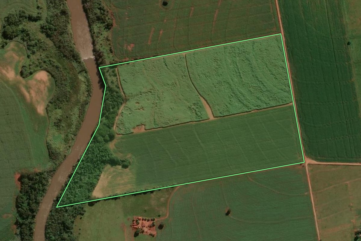 Imagem de satélite do imóvel rural em Itaguajé (PR), com o contorno declarado no CAR desenhado por cima.