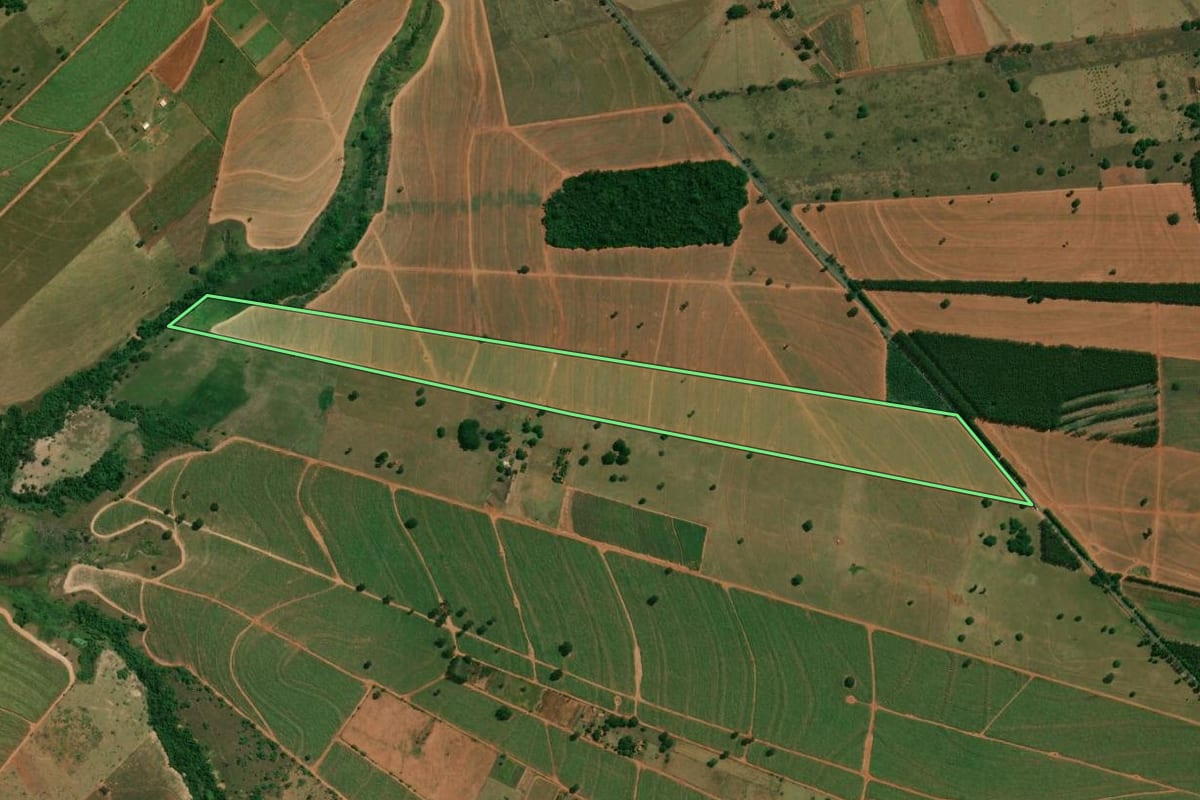 Imagem de satélite do imóvel rural em Itaguajé (PR), com o contorno declarado no CAR desenhado por cima.