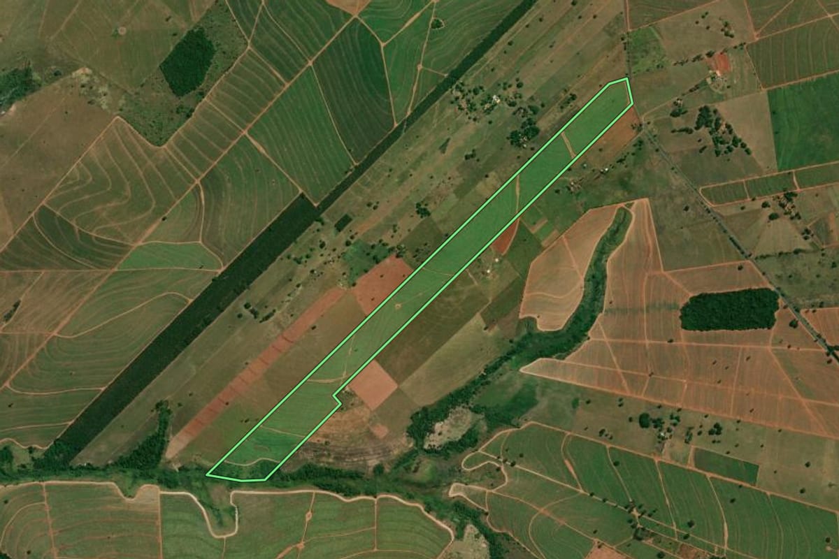Imagem de satélite do imóvel rural em Itaguajé (PR), com o contorno declarado no CAR desenhado por cima.