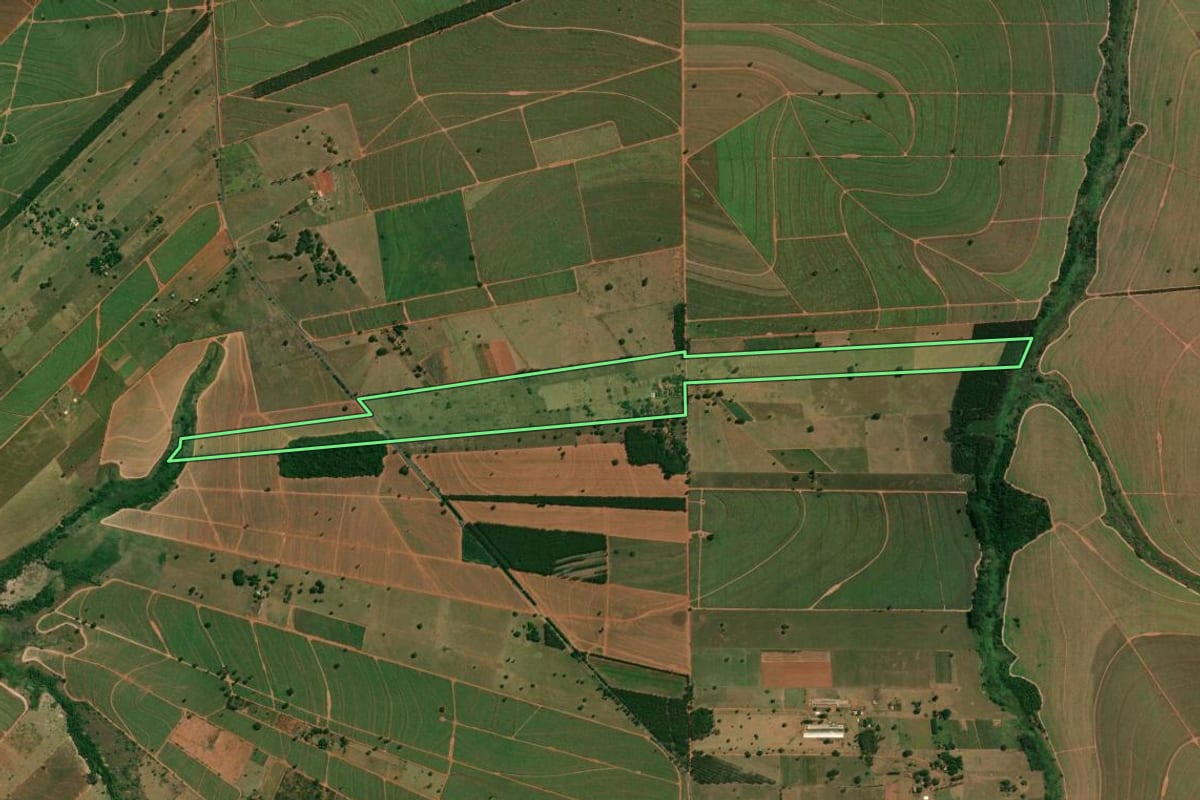 Imagem de satélite do imóvel rural em Itaguajé (PR), com o contorno declarado no CAR desenhado por cima.