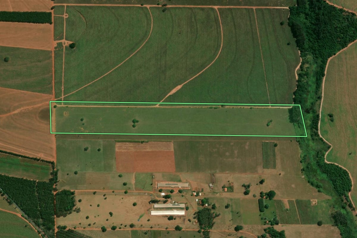Imagem de satélite do imóvel rural em Itaguajé (PR), com o contorno declarado no CAR desenhado por cima.