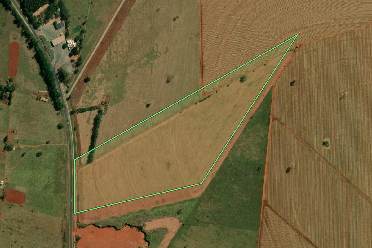 Imagem de satélite do imóvel rural em Itaguajé (PR), com o contorno declarado no CAR desenhado por cima.