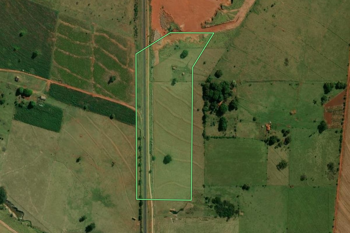 Imagem de satélite do imóvel rural em Itaguajé (PR), com o contorno declarado no CAR desenhado por cima.