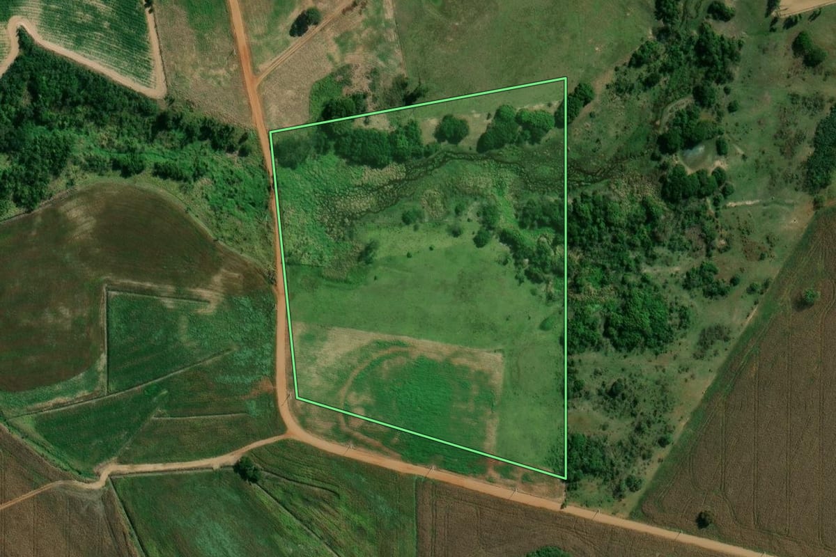 Imagem de satélite do imóvel rural em Itaguajé (PR), com o contorno declarado no CAR desenhado por cima.