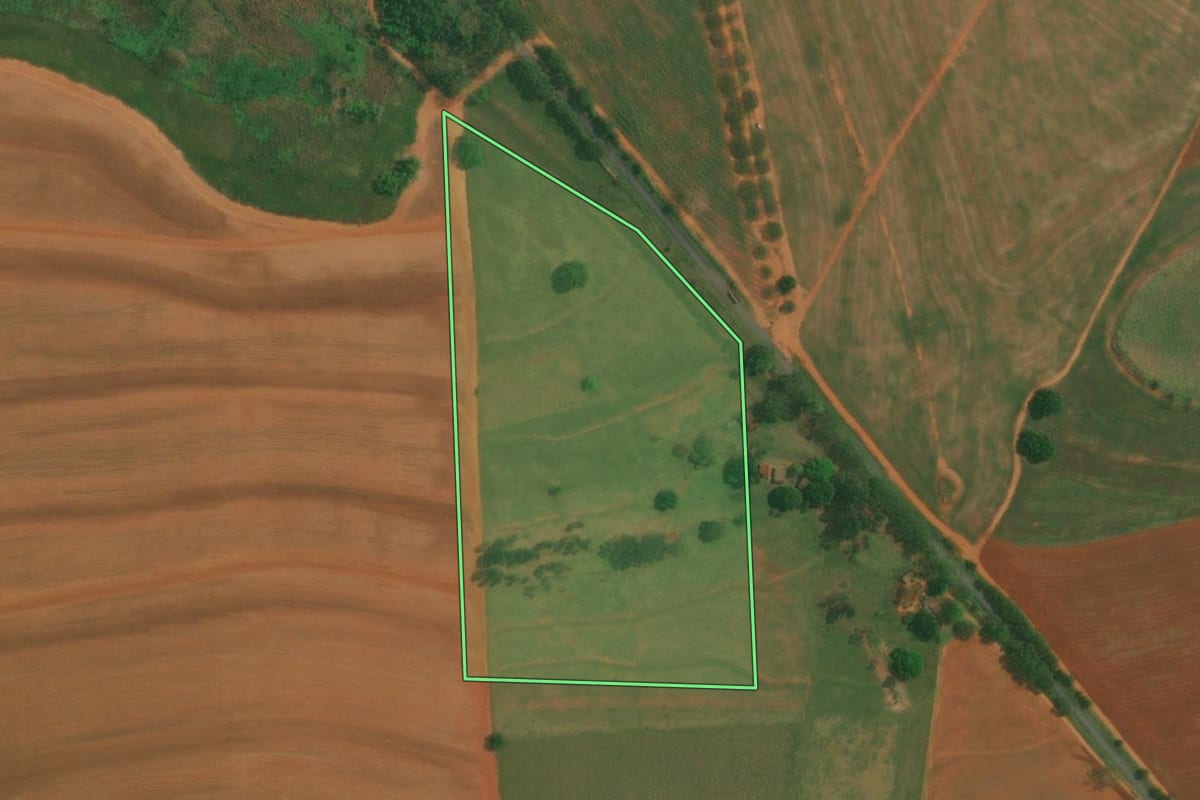 Imagem de satélite do imóvel rural em Itaguajé (PR), com o contorno declarado no CAR desenhado por cima.