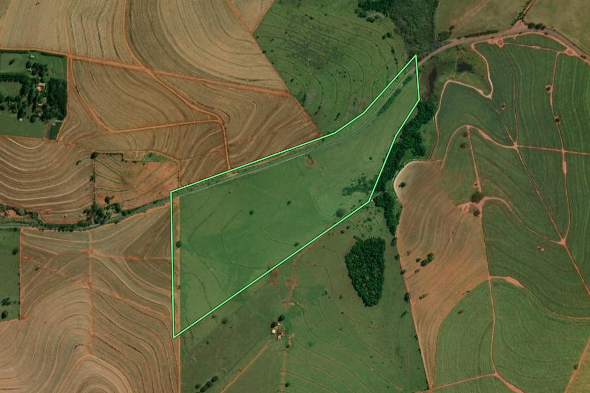 Imagem de satélite do imóvel rural em Itaguajé (PR), com o contorno declarado no CAR desenhado por cima.