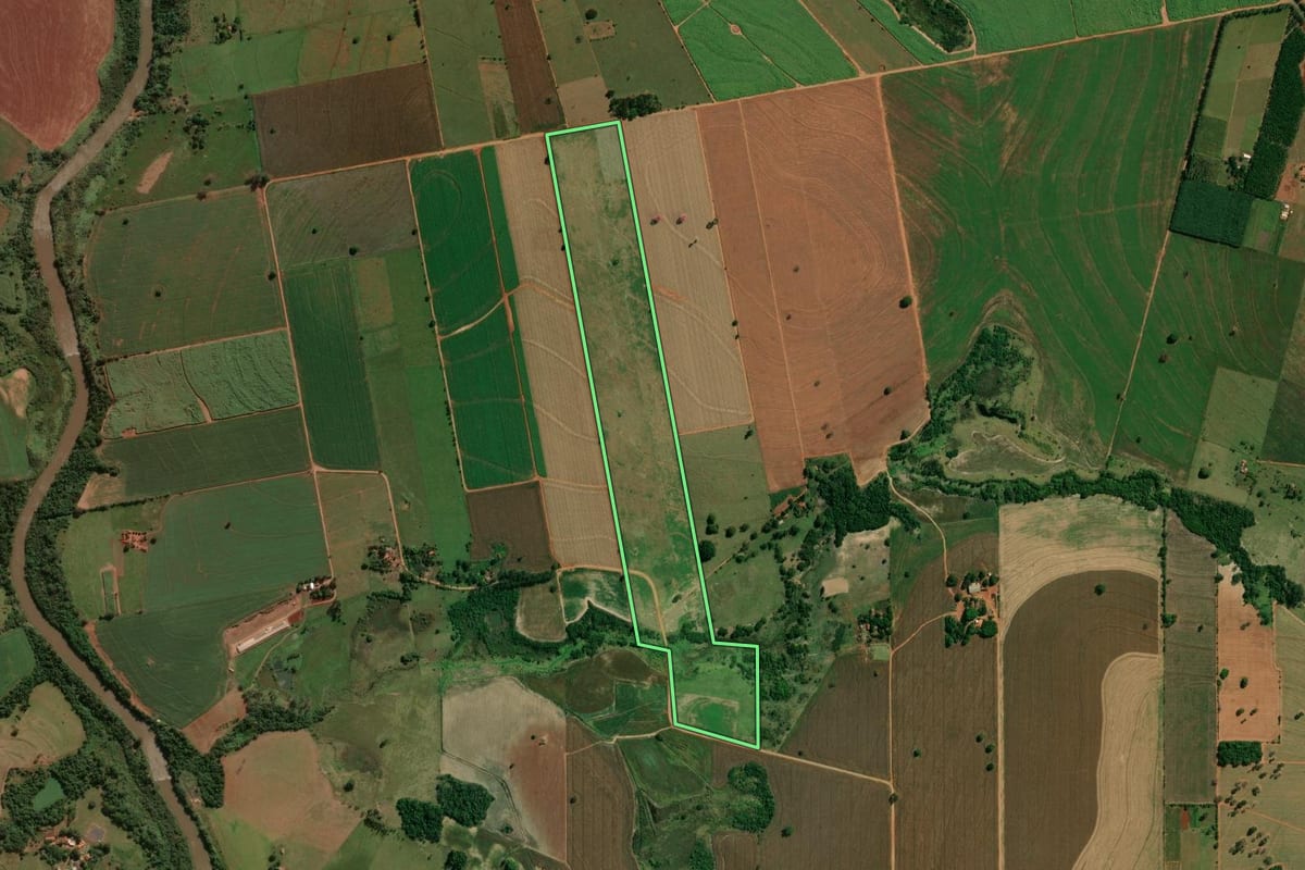 Imagem de satélite do imóvel rural em Itaguajé (PR), com o contorno declarado no CAR desenhado por cima.