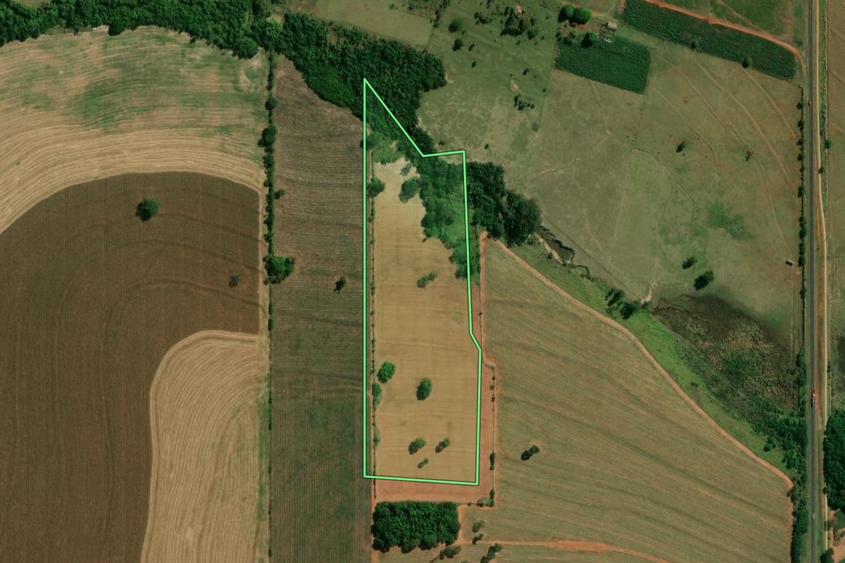 Imagem de satélite do imóvel rural em Itaguajé (PR), com o contorno declarado no CAR desenhado por cima.