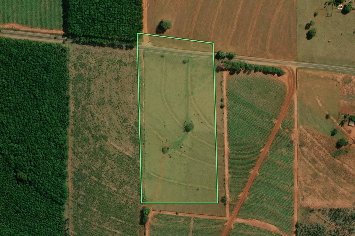 Imagem de satélite do imóvel rural em Itaguajé (PR), com o contorno declarado no CAR desenhado por cima.