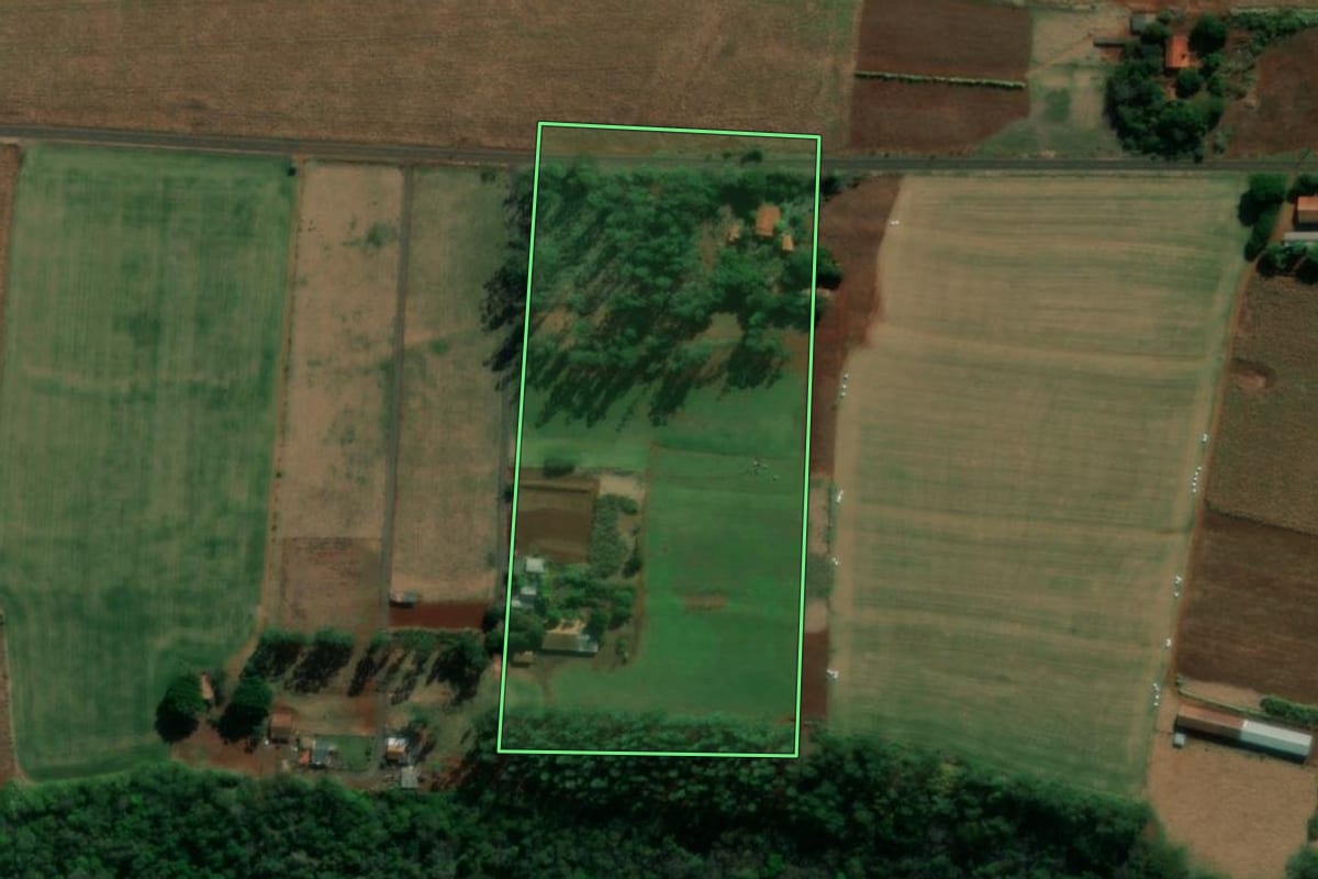 Imagem de satélite do imóvel rural em Itaipulândia (PR), com o contorno declarado no CAR desenhado por cima.