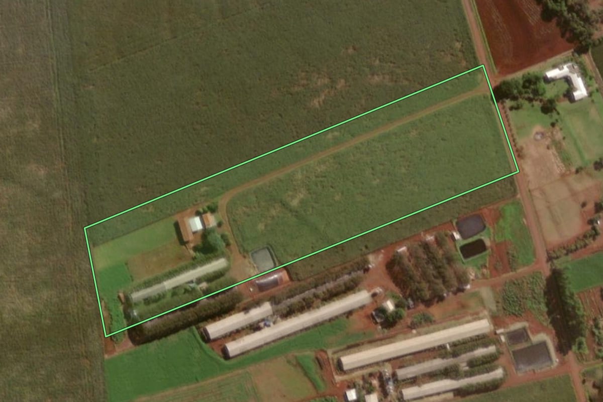 Imagem de satélite do imóvel rural em Itaipulândia (PR), com o contorno declarado no CAR desenhado por cima.