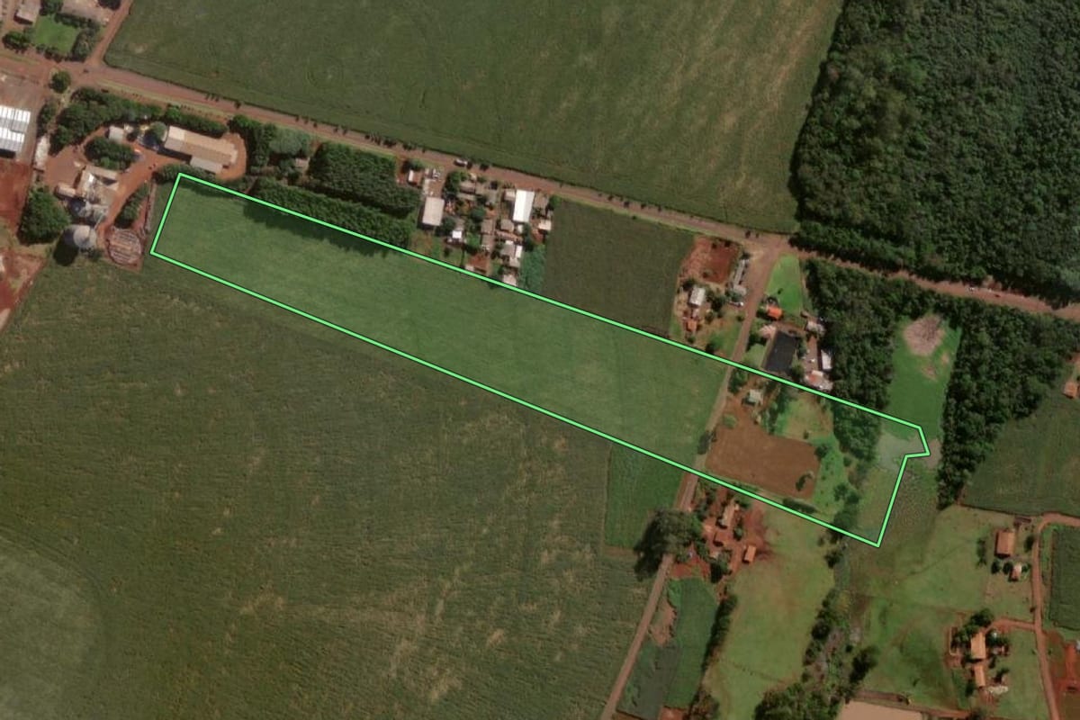 Imagem de satélite do imóvel rural em Itaipulândia (PR), com o contorno declarado no CAR desenhado por cima.
