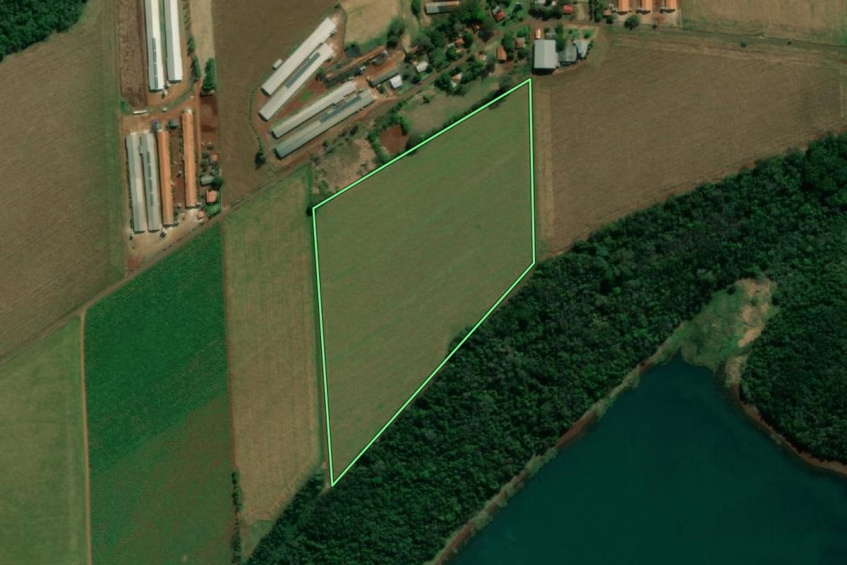 Imagem de satélite do imóvel rural em Itaipulândia (PR), com o contorno declarado no CAR desenhado por cima.