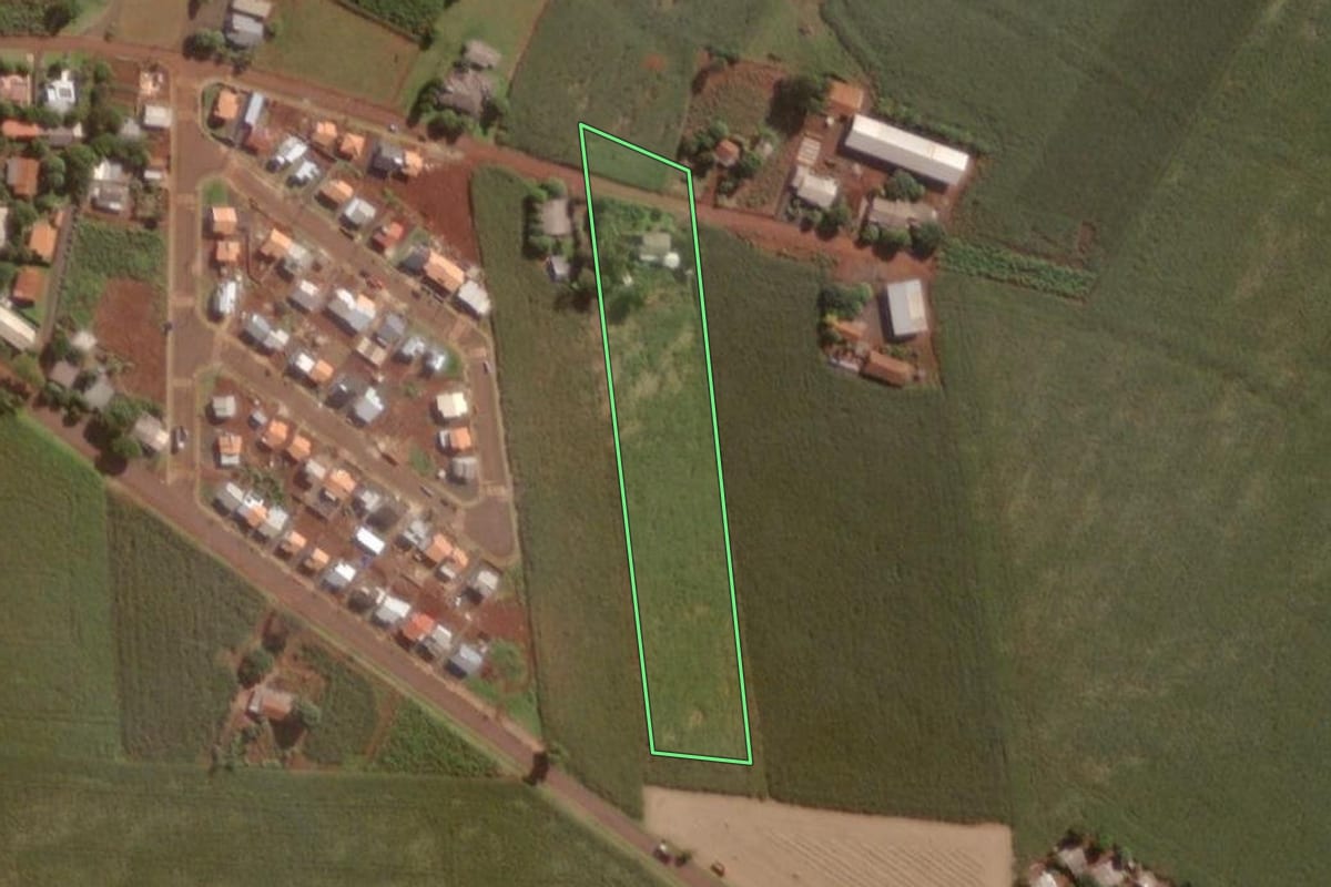 Imagem de satélite do imóvel rural em Itaipulândia (PR), com o contorno declarado no CAR desenhado por cima.