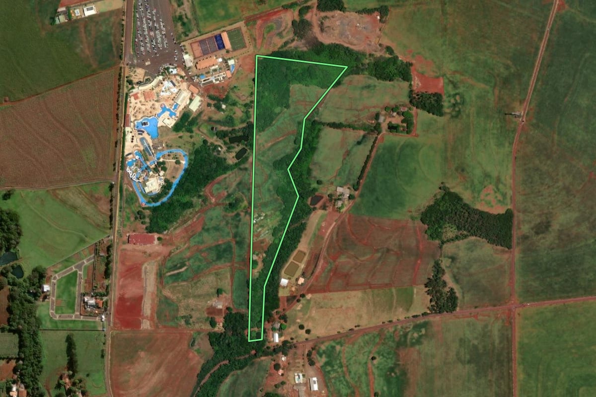 Imagem de satélite do imóvel rural em Itaipulândia (PR), com o contorno declarado no CAR desenhado por cima.