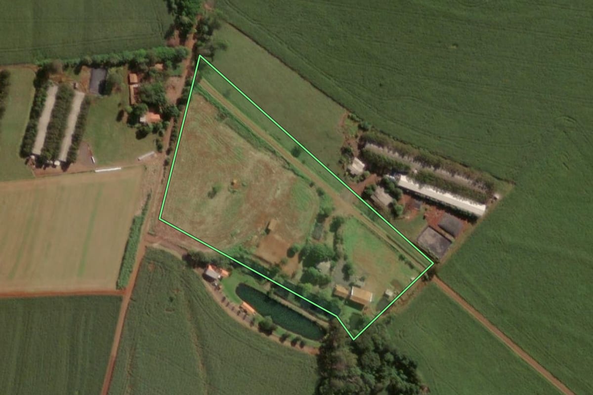 Imagem de satélite do imóvel rural em Itaipulândia (PR), com o contorno declarado no CAR desenhado por cima.