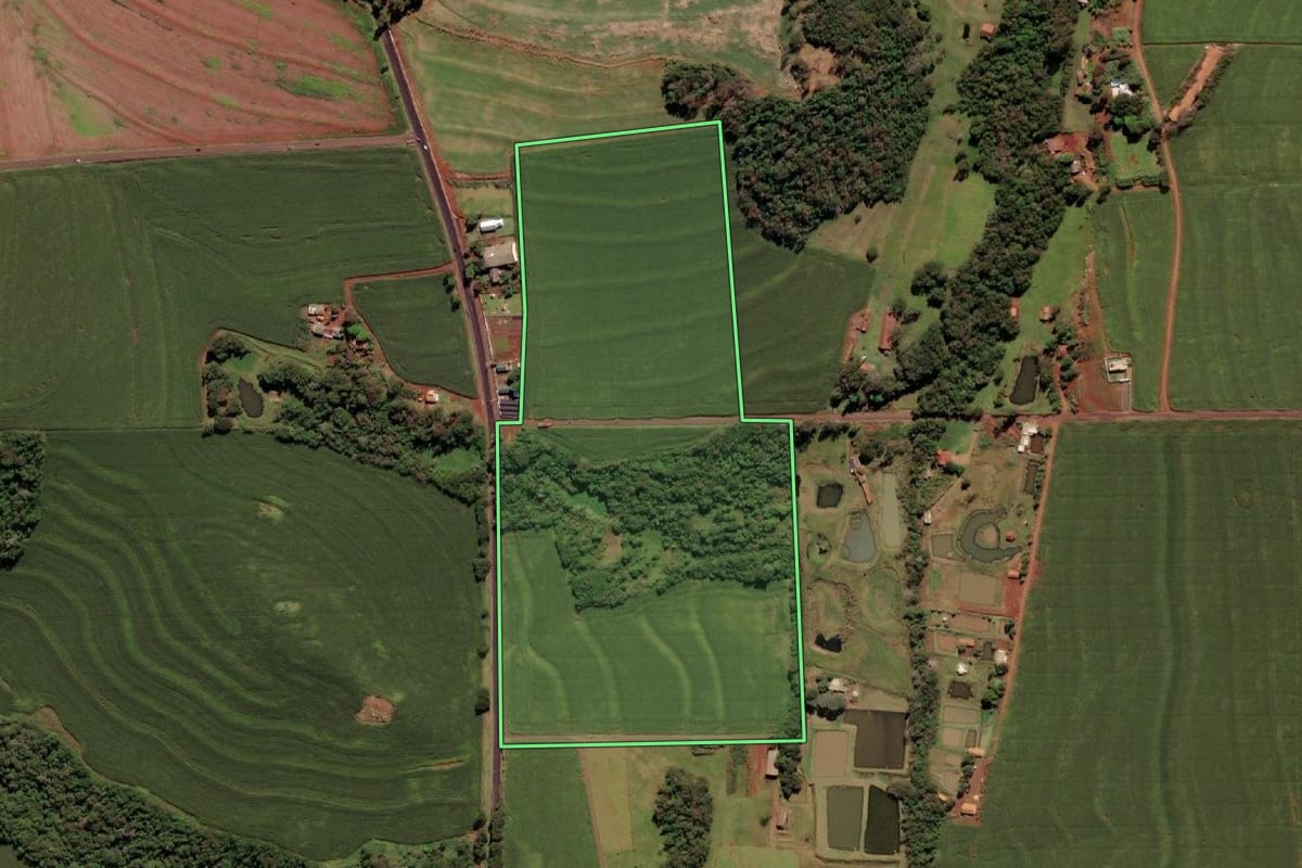 Imagem de satélite do imóvel rural em Itaipulândia (PR), com o contorno declarado no CAR desenhado por cima.