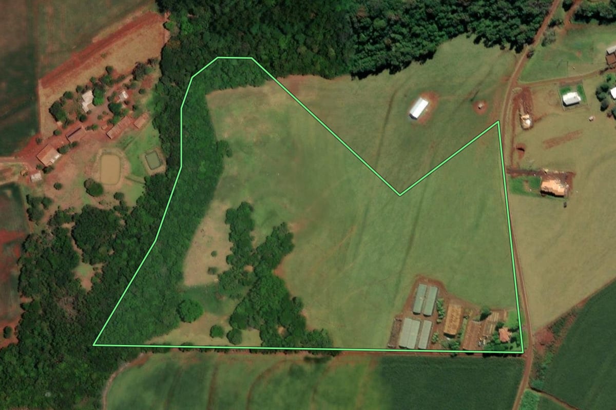 Imagem de satélite do imóvel rural em Itaipulândia (PR), com o contorno declarado no CAR desenhado por cima.