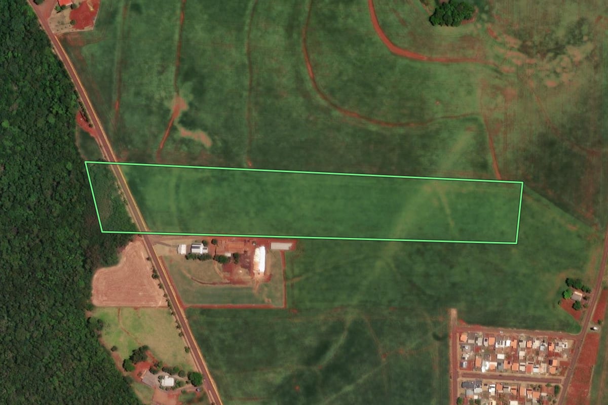 Imagem de satélite do imóvel rural em Itaipulândia (PR), com o contorno declarado no CAR desenhado por cima.