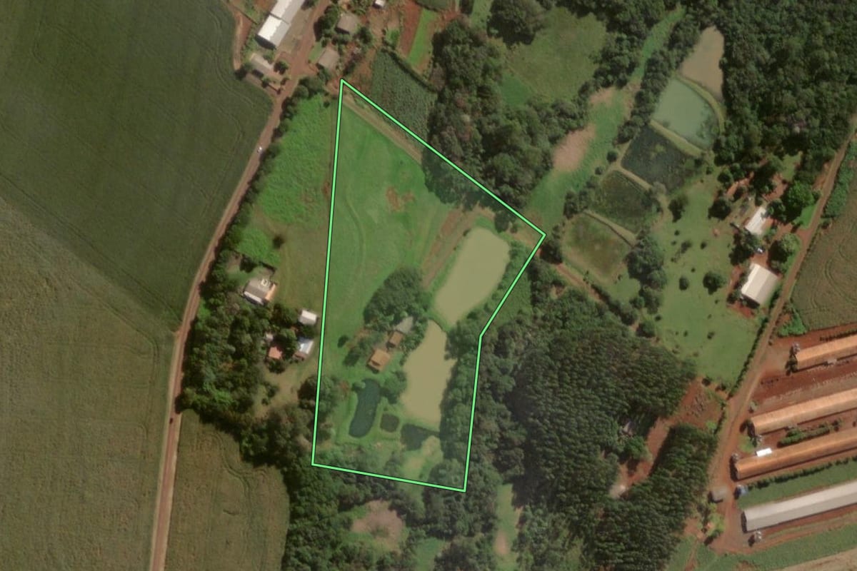 Imagem de satélite do imóvel rural em Itaipulândia (PR), com o contorno declarado no CAR desenhado por cima.