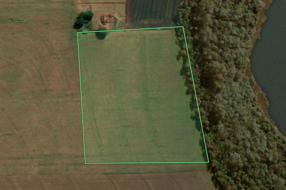 Imagem de satélite do imóvel rural em Itaipulândia (PR), com o contorno declarado no CAR desenhado por cima.