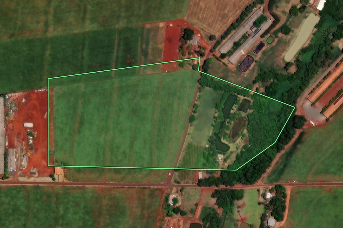 Imagem de satélite do imóvel rural em Itaipulândia (PR), com o contorno declarado no CAR desenhado por cima.
