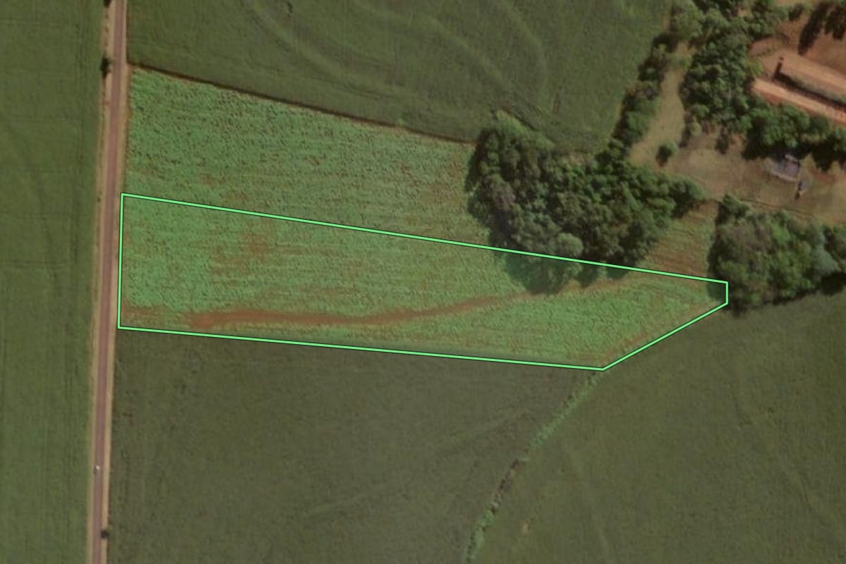 Imagem de satélite do imóvel rural em Itaipulândia (PR), com o contorno declarado no CAR desenhado por cima.