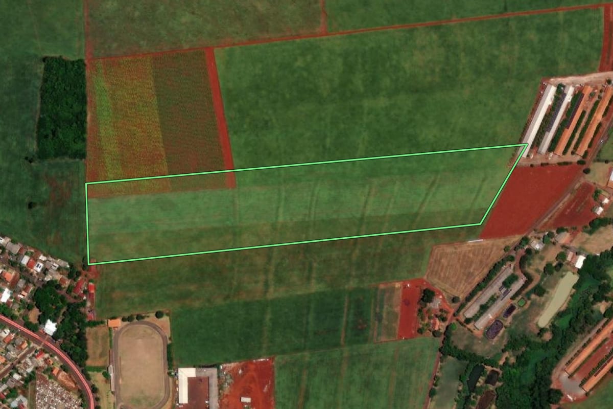 Imagem de satélite do imóvel rural em Itaipulândia (PR), com o contorno declarado no CAR desenhado por cima.