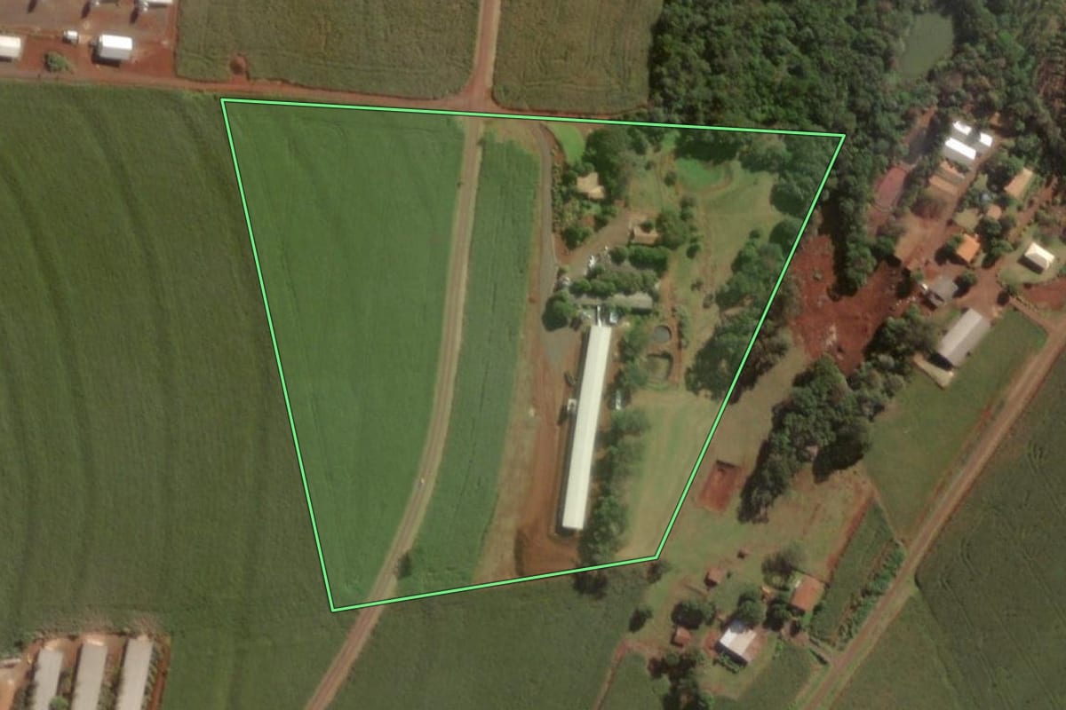 Imagem de satélite do imóvel rural em Itaipulândia (PR), com o contorno declarado no CAR desenhado por cima.