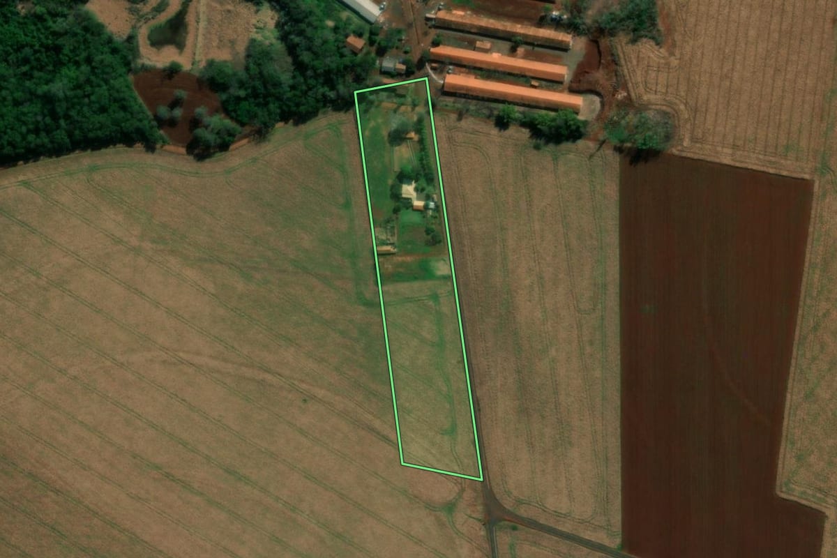Imagem de satélite do imóvel rural em Itaipulândia (PR), com o contorno declarado no CAR desenhado por cima.