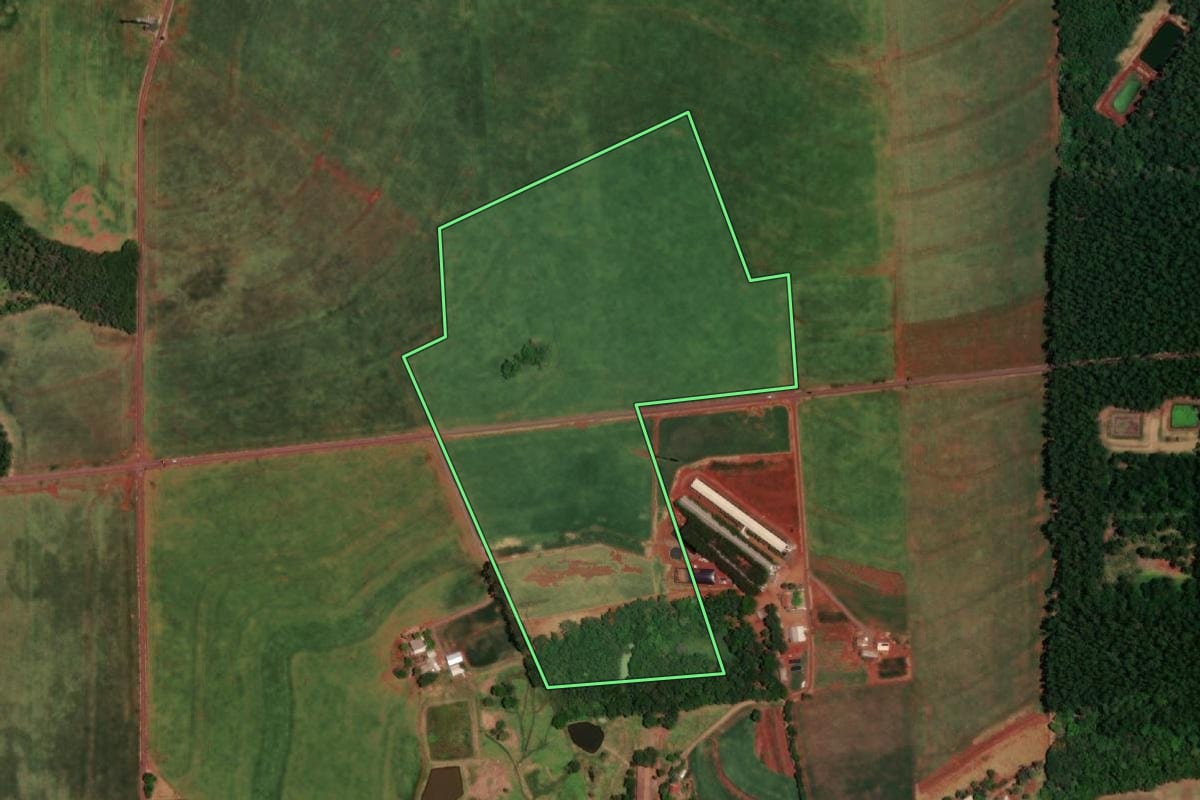 Imagem de satélite do imóvel rural em Itaipulândia (PR), com o contorno declarado no CAR desenhado por cima.