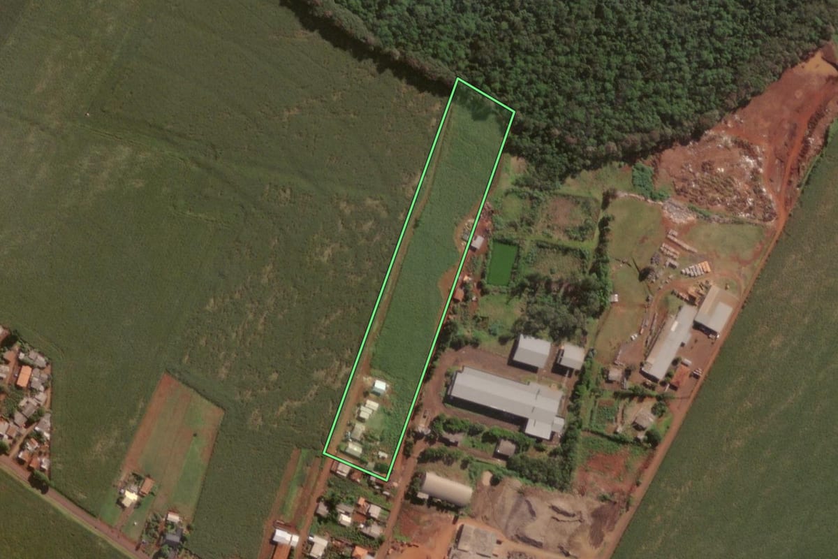 Imagem de satélite do imóvel rural em Itaipulândia (PR), com o contorno declarado no CAR desenhado por cima.