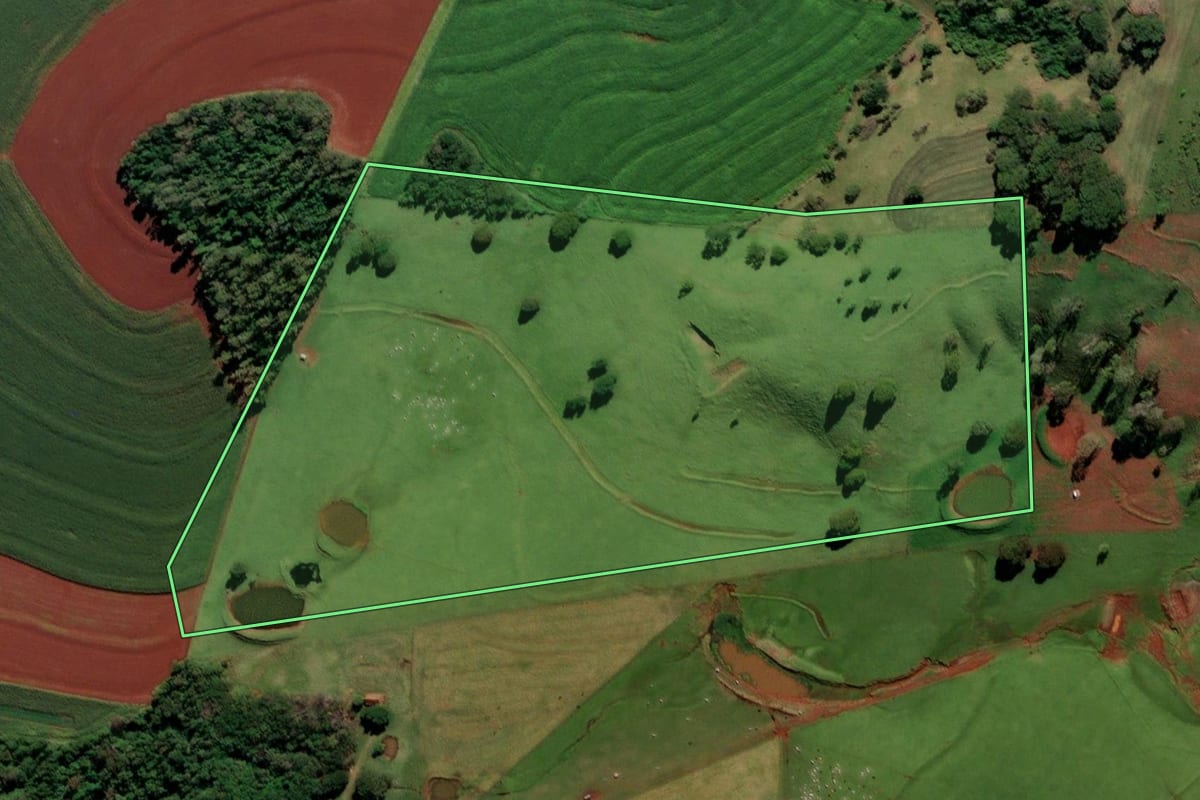 Imagem de satélite do imóvel rural em Itaipulândia (PR), com o contorno declarado no CAR desenhado por cima.