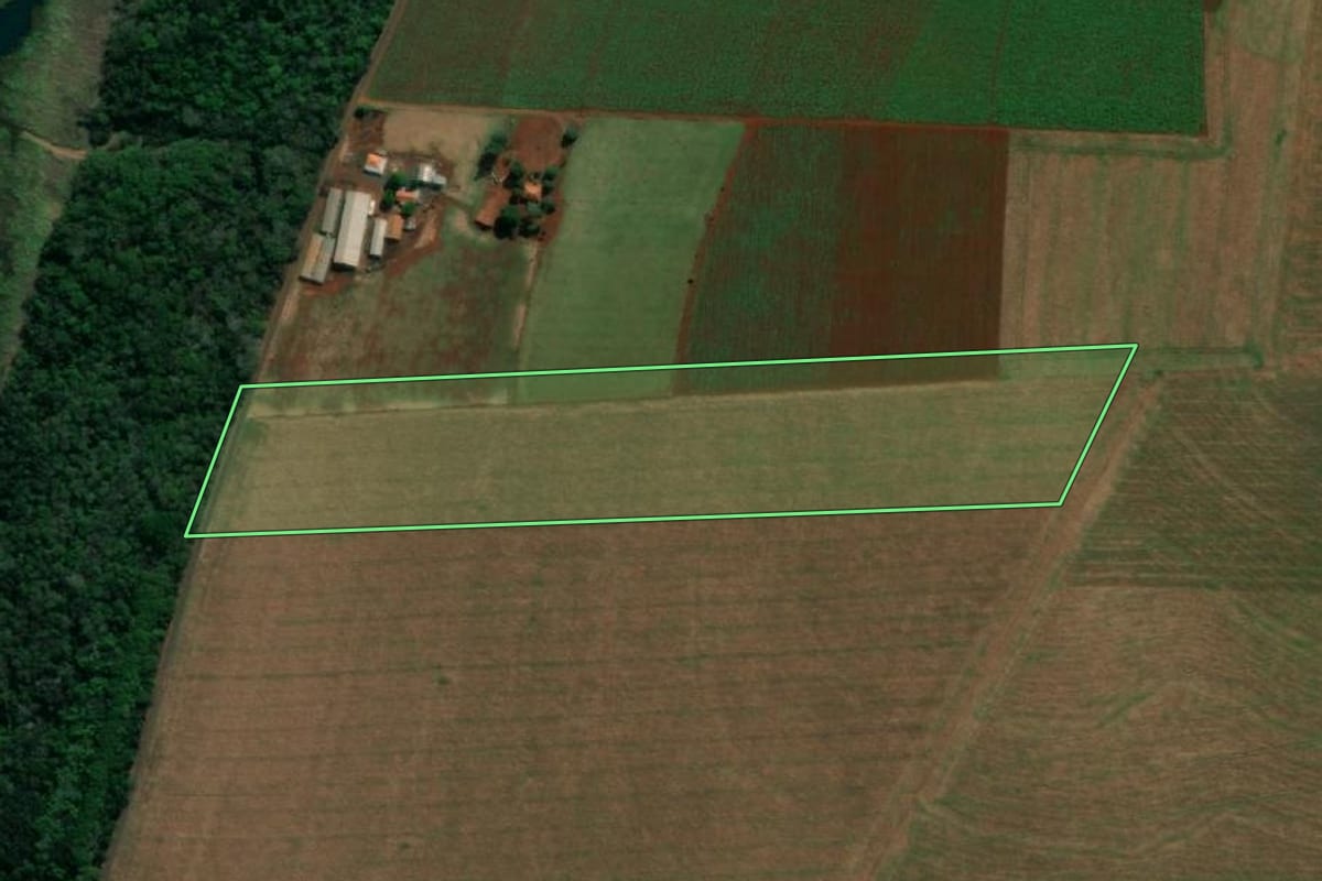 Imagem de satélite do imóvel rural em Itaipulândia (PR), com o contorno declarado no CAR desenhado por cima.