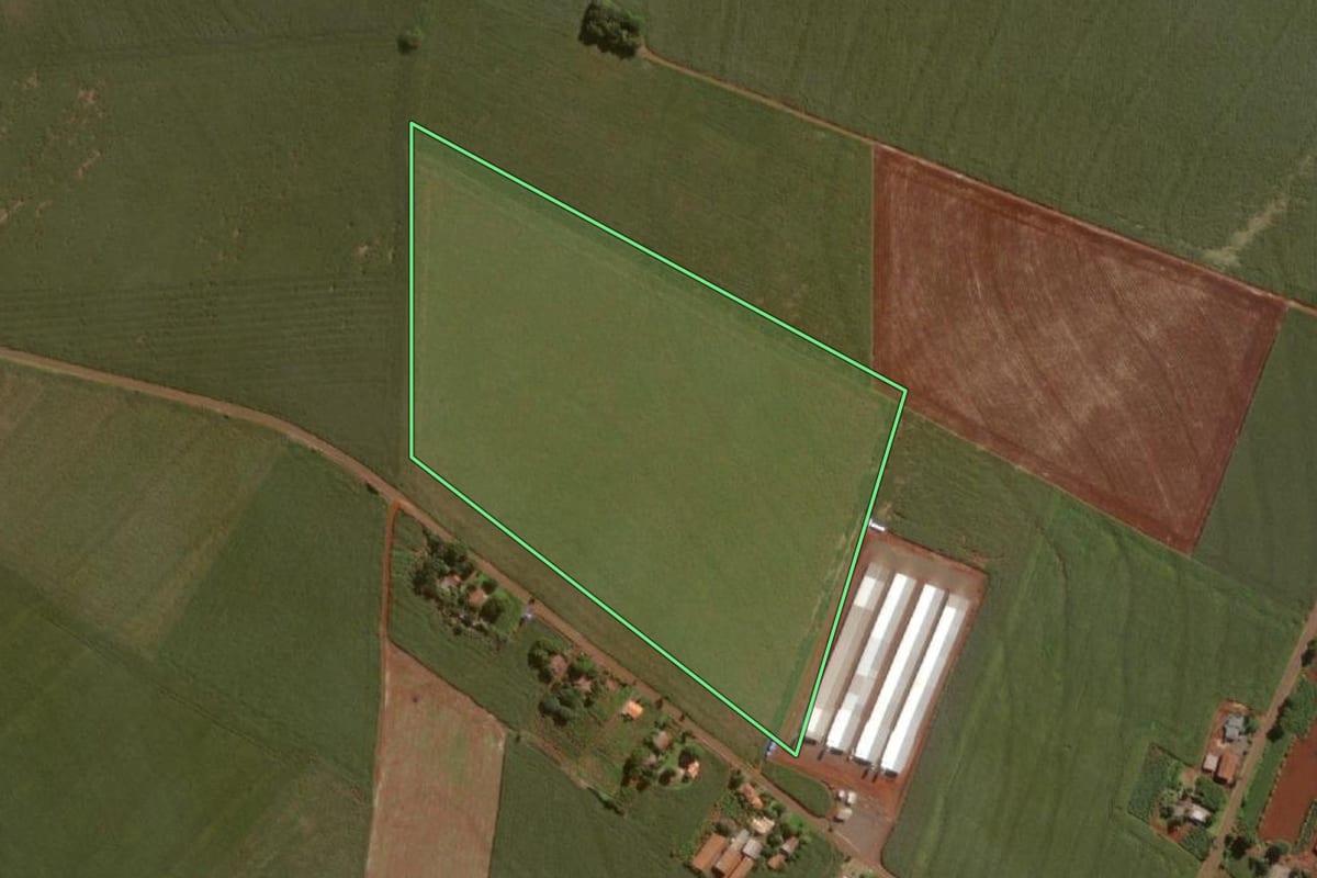 Imagem de satélite do imóvel rural em Itaipulândia (PR), com o contorno declarado no CAR desenhado por cima.