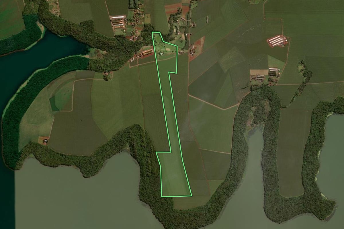 Imagem de satélite do imóvel rural em Itaipulândia (PR), com o contorno declarado no CAR desenhado por cima.