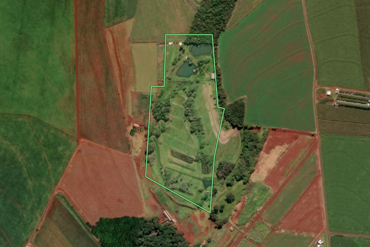Imagem de satélite do imóvel rural em Itaipulândia (PR), com o contorno declarado no CAR desenhado por cima.